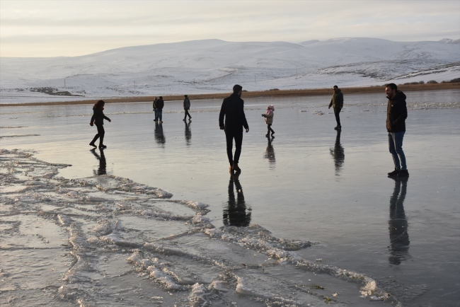 Sıcaklık eksi 10 dereceye kadar düştü, Çıldır Gölü kısmen dondu
